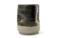 house doctorはデンマークのブランドです。人々が独自の空間を創造するのを刺激し支援したいという願望に基づいて生まれました。ブランドの美学はスカンジナビアンの伝統のデザインに根付いており、そこにインダストリアルなどの要素や世界中からのインスピレーションを加えています。彼らの製品は素材や質感などの細部にこだわったユニークなものだと感じます。