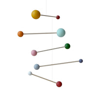 Kinetic Levi(キネティック・レヴィ)は、動きのある現代アート「キネティックアート」をテーマにしたインテリアモビールのブランドです。空気の流れに応じてやわらかく揺れる繊細な造形は、空間に静かな動きと詩的な美しさを与え、リビングや玄関、寝室などあらゆるシーンを洗練されたアート空間に変えてくれます。Kinetic Leviのモビールは、アーティスティックでありながらインテリア性にも優れ、北欧風やミッドセンチュリー、モダンスタイルのインテリアとも相性抜群。金属や天然木など上質な素材を使用し、ひとつひとつ丁寧に仕上げられています。天井から吊るすだけで空間の印象を一変させるKinetic Leviの作品は、自宅用としてはもちろん、引越し祝いや結婚祝いなどのギフトにも最適です。インテリア雑貨やおしゃれなアートモビールをお探しの方におすすめのブランドです。