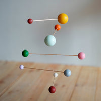 Kinetic Levi(キネティック・レヴィ)は、動きのある現代アート「キネティックアート」をテーマにしたインテリアモビールのブランドです。空気の流れに応じてやわらかく揺れる繊細な造形は、空間に静かな動きと詩的な美しさを与え、リビングや玄関、寝室などあらゆるシーンを洗練されたアート空間に変えてくれます。Kinetic Leviのモビールは、アーティスティックでありながらインテリア性にも優れ、北欧風やミッドセンチュリー、モダンスタイルのインテリアとも相性抜群。金属や天然木など上質な素材を使用し、ひとつひとつ丁寧に仕上げられています。天井から吊るすだけで空間の印象を一変させるKinetic Leviの作品は、自宅用としてはもちろん、引越し祝いや結婚祝いなどのギフトにも最適です。インテリア雑貨やおしゃれなアートモビールをお探しの方におすすめのブランドです。