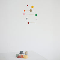 Kinetic Levi(キネティック・レヴィ)は、動きのある現代アート「キネティックアート」をテーマにしたインテリアモビールのブランドです。空気の流れに応じてやわらかく揺れる繊細な造形は、空間に静かな動きと詩的な美しさを与え、リビングや玄関、寝室などあらゆるシーンを洗練されたアート空間に変えてくれます。Kinetic Leviのモビールは、アーティスティックでありながらインテリア性にも優れ、北欧風やミッドセンチュリー、モダンスタイルのインテリアとも相性抜群。金属や天然木など上質な素材を使用し、ひとつひとつ丁寧に仕上げられています。天井から吊るすだけで空間の印象を一変させるKinetic Leviの作品は、自宅用としてはもちろん、引越し祝いや結婚祝いなどのギフトにも最適です。インテリア雑貨やおしゃれなアートモビールをお探しの方におすすめのブランドです。