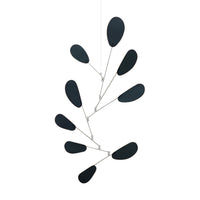 Kinetic Levi(キネティック・レヴィ)は、動きのある現代アート「キネティックアート」をテーマにしたインテリアモビールのブランドです。空気の流れに応じてやわらかく揺れる繊細な造形は、空間に静かな動きと詩的な美しさを与え、リビングや玄関、寝室などあらゆるシーンを洗練されたアート空間に変えてくれます。Kinetic Leviのモビールは、アーティスティックでありながらインテリア性にも優れ、北欧風やミッドセンチュリー、モダンスタイルのインテリアとも相性抜群。金属や天然木など上質な素材を使用し、ひとつひとつ丁寧に仕上げられています。天井から吊るすだけで空間の印象を一変させるKinetic Leviの作品は、自宅用としてはもちろん、引越し祝いや結婚祝いなどのギフトにも最適です。インテリア雑貨やおしゃれなアートモビールをお探しの方におすすめのブランドです。