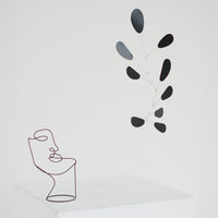 Kinetic Levi(キネティック・レヴィ)は、動きのある現代アート「キネティックアート」をテーマにしたインテリアモビールのブランドです。空気の流れに応じてやわらかく揺れる繊細な造形は、空間に静かな動きと詩的な美しさを与え、リビングや玄関、寝室などあらゆるシーンを洗練されたアート空間に変えてくれます。Kinetic Leviのモビールは、アーティスティックでありながらインテリア性にも優れ、北欧風やミッドセンチュリー、モダンスタイルのインテリアとも相性抜群。金属や天然木など上質な素材を使用し、ひとつひとつ丁寧に仕上げられています。天井から吊るすだけで空間の印象を一変させるKinetic Leviの作品は、自宅用としてはもちろん、引越し祝いや結婚祝いなどのギフトにも最適です。インテリア雑貨やおしゃれなアートモビールをお探しの方におすすめのブランドです。