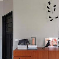 Kinetic Levi(キネティック・レヴィ)は、動きのある現代アート「キネティックアート」をテーマにしたインテリアモビールのブランドです。空気の流れに応じてやわらかく揺れる繊細な造形は、空間に静かな動きと詩的な美しさを与え、リビングや玄関、寝室などあらゆるシーンを洗練されたアート空間に変えてくれます。Kinetic Leviのモビールは、アーティスティックでありながらインテリア性にも優れ、北欧風やミッドセンチュリー、モダンスタイルのインテリアとも相性抜群。金属や天然木など上質な素材を使用し、ひとつひとつ丁寧に仕上げられています。天井から吊るすだけで空間の印象を一変させるKinetic Leviの作品は、自宅用としてはもちろん、引越し祝いや結婚祝いなどのギフトにも最適です。インテリア雑貨やおしゃれなアートモビールをお探しの方におすすめのブランドです。