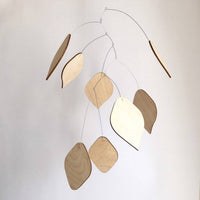 Kinetic Levi(キネティック・レヴィ)は、動きのある現代アート「キネティックアート」をテーマにしたインテリアモビールのブランドです。空気の流れに応じてやわらかく揺れる繊細な造形は、空間に静かな動きと詩的な美しさを与え、リビングや玄関、寝室などあらゆるシーンを洗練されたアート空間に変えてくれます。Kinetic Leviのモビールは、アーティスティックでありながらインテリア性にも優れ、北欧風やミッドセンチュリー、モダンスタイルのインテリアとも相性抜群。金属や天然木など上質な素材を使用し、ひとつひとつ丁寧に仕上げられています。天井から吊るすだけで空間の印象を一変させるKinetic Leviの作品は、自宅用としてはもちろん、引越し祝いや結婚祝いなどのギフトにも最適です。インテリア雑貨やおしゃれなアートモビールをお探しの方におすすめのブランドです。