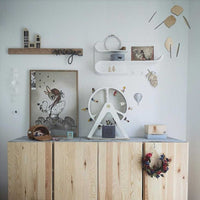 Kinetic Levi(キネティック・レヴィ)は、動きのある現代アート「キネティックアート」をテーマにしたインテリアモビールのブランドです。空気の流れに応じてやわらかく揺れる繊細な造形は、空間に静かな動きと詩的な美しさを与え、リビングや玄関、寝室などあらゆるシーンを洗練されたアート空間に変えてくれます。Kinetic Leviのモビールは、アーティスティックでありながらインテリア性にも優れ、北欧風やミッドセンチュリー、モダンスタイルのインテリアとも相性抜群。金属や天然木など上質な素材を使用し、ひとつひとつ丁寧に仕上げられています。天井から吊るすだけで空間の印象を一変させるKinetic Leviの作品は、自宅用としてはもちろん、引越し祝いや結婚祝いなどのギフトにも最適です。インテリア雑貨やおしゃれなアートモビールをお探しの方におすすめのブランドです。