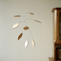 Kinetic Levi(キネティック・レヴィ)は、動きのある現代アート「キネティックアート」をテーマにしたインテリアモビールのブランドです。空気の流れに応じてやわらかく揺れる繊細な造形は、空間に静かな動きと詩的な美しさを与え、リビングや玄関、寝室などあらゆるシーンを洗練されたアート空間に変えてくれます。Kinetic Leviのモビールは、アーティスティックでありながらインテリア性にも優れ、北欧風やミッドセンチュリー、モダンスタイルのインテリアとも相性抜群。金属や天然木など上質な素材を使用し、ひとつひとつ丁寧に仕上げられています。天井から吊るすだけで空間の印象を一変させるKinetic Leviの作品は、自宅用としてはもちろん、引越し祝いや結婚祝いなどのギフトにも最適です。インテリア雑貨やおしゃれなアートモビールをお探しの方におすすめのブランドです。