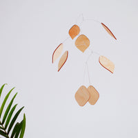 Kinetic Levi(キネティック・レヴィ)は、動きのある現代アート「キネティックアート」をテーマにしたインテリアモビールのブランドです。空気の流れに応じてやわらかく揺れる繊細な造形は、空間に静かな動きと詩的な美しさを与え、リビングや玄関、寝室などあらゆるシーンを洗練されたアート空間に変えてくれます。Kinetic Leviのモビールは、アーティスティックでありながらインテリア性にも優れ、北欧風やミッドセンチュリー、モダンスタイルのインテリアとも相性抜群。金属や天然木など上質な素材を使用し、ひとつひとつ丁寧に仕上げられています。天井から吊るすだけで空間の印象を一変させるKinetic Leviの作品は、自宅用としてはもちろん、引越し祝いや結婚祝いなどのギフトにも最適です。インテリア雑貨やおしゃれなアートモビールをお探しの方におすすめのブランドです。