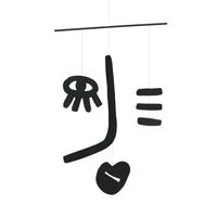 Kinetic Levi(キネティック・レヴィ)は、動きのある現代アート「キネティックアート」をテーマにしたインテリアモビールのブランドです。空気の流れに応じてやわらかく揺れる繊細な造形は、空間に静かな動きと詩的な美しさを与え、リビングや玄関、寝室などあらゆるシーンを洗練されたアート空間に変えてくれます。Kinetic Leviのモビールは、アーティスティックでありながらインテリア性にも優れ、北欧風やミッドセンチュリー、モダンスタイルのインテリアとも相性抜群。金属や天然木など上質な素材を使用し、ひとつひとつ丁寧に仕上げられています。天井から吊るすだけで空間の印象を一変させるKinetic Leviの作品は、自宅用としてはもちろん、引越し祝いや結婚祝いなどのギフトにも最適です。インテリア雑貨やおしゃれなアートモビールをお探しの方におすすめのブランドです。