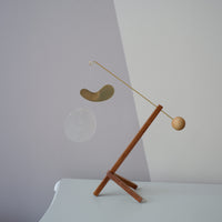 Kinetic Levi(キネティック・レヴィ)は、動きのある現代アート「キネティックアート」をテーマにしたインテリアモビールのブランドです。空気の流れに応じてやわらかく揺れる繊細な造形は、空間に静かな動きと詩的な美しさを与え、リビングや玄関、寝室などあらゆるシーンを洗練されたアート空間に変えてくれます。Kinetic Leviのモビールは、アーティスティックでありながらインテリア性にも優れ、北欧風やミッドセンチュリー、モダンスタイルのインテリアとも相性抜群。金属や天然木など上質な素材を使用し、ひとつひとつ丁寧に仕上げられています。天井から吊るすだけで空間の印象を一変させるKinetic Leviの作品は、自宅用としてはもちろん、引越し祝いや結婚祝いなどのギフトにも最適です。インテリア雑貨やおしゃれなアートモビールをお探しの方におすすめのブランドです。