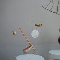 Kinetic Levi(キネティック・レヴィ)は、動きのある現代アート「キネティックアート」をテーマにしたインテリアモビールのブランドです。空気の流れに応じてやわらかく揺れる繊細な造形は、空間に静かな動きと詩的な美しさを与え、リビングや玄関、寝室などあらゆるシーンを洗練されたアート空間に変えてくれます。Kinetic Leviのモビールは、アーティスティックでありながらインテリア性にも優れ、北欧風やミッドセンチュリー、モダンスタイルのインテリアとも相性抜群。金属や天然木など上質な素材を使用し、ひとつひとつ丁寧に仕上げられています。天井から吊るすだけで空間の印象を一変させるKinetic Leviの作品は、自宅用としてはもちろん、引越し祝いや結婚祝いなどのギフトにも最適です。インテリア雑貨やおしゃれなアートモビールをお探しの方におすすめのブランドです。