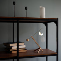 Kinetic Levi(キネティック・レヴィ)は、動きのある現代アート「キネティックアート」をテーマにしたインテリアモビールのブランドです。空気の流れに応じてやわらかく揺れる繊細な造形は、空間に静かな動きと詩的な美しさを与え、リビングや玄関、寝室などあらゆるシーンを洗練されたアート空間に変えてくれます。Kinetic Leviのモビールは、アーティスティックでありながらインテリア性にも優れ、北欧風やミッドセンチュリー、モダンスタイルのインテリアとも相性抜群。金属や天然木など上質な素材を使用し、ひとつひとつ丁寧に仕上げられています。天井から吊るすだけで空間の印象を一変させるKinetic Leviの作品は、自宅用としてはもちろん、引越し祝いや結婚祝いなどのギフトにも最適です。インテリア雑貨やおしゃれなアートモビールをお探しの方におすすめのブランドです。