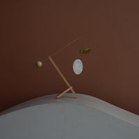 Kinetic Levi(キネティック・レヴィ)は、動きのある現代アート「キネティックアート」をテーマにしたインテリアモビールのブランドです。空気の流れに応じてやわらかく揺れる繊細な造形は、空間に静かな動きと詩的な美しさを与え、リビングや玄関、寝室などあらゆるシーンを洗練されたアート空間に変えてくれます。Kinetic Leviのモビールは、アーティスティックでありながらインテリア性にも優れ、北欧風やミッドセンチュリー、モダンスタイルのインテリアとも相性抜群。金属や天然木など上質な素材を使用し、ひとつひとつ丁寧に仕上げられています。天井から吊るすだけで空間の印象を一変させるKinetic Leviの作品は、自宅用としてはもちろん、引越し祝いや結婚祝いなどのギフトにも最適です。インテリア雑貨やおしゃれなアートモビールをお探しの方におすすめのブランドです。