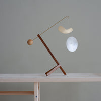 Kinetic Levi(キネティック・レヴィ)は、動きのある現代アート「キネティックアート」をテーマにしたインテリアモビールのブランドです。空気の流れに応じてやわらかく揺れる繊細な造形は、空間に静かな動きと詩的な美しさを与え、リビングや玄関、寝室などあらゆるシーンを洗練されたアート空間に変えてくれます。Kinetic Leviのモビールは、アーティスティックでありながらインテリア性にも優れ、北欧風やミッドセンチュリー、モダンスタイルのインテリアとも相性抜群。金属や天然木など上質な素材を使用し、ひとつひとつ丁寧に仕上げられています。天井から吊るすだけで空間の印象を一変させるKinetic Leviの作品は、自宅用としてはもちろん、引越し祝いや結婚祝いなどのギフトにも最適です。インテリア雑貨やおしゃれなアートモビールをお探しの方におすすめのブランドです。