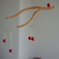 Kinetic Levi(キネティック・レヴィ)は、動きのある現代アート「キネティックアート」をテーマにしたインテリアモビールのブランドです。空気の流れに応じてやわらかく揺れる繊細な造形は、空間に静かな動きと詩的な美しさを与え、リビングや玄関、寝室などあらゆるシーンを洗練されたアート空間に変えてくれます。Kinetic Leviのモビールは、アーティスティックでありながらインテリア性にも優れ、北欧風やミッドセンチュリー、モダンスタイルのインテリアとも相性抜群。金属や天然木など上質な素材を使用し、ひとつひとつ丁寧に仕上げられています。天井から吊るすだけで空間の印象を一変させるKinetic Leviの作品は、自宅用としてはもちろん、引越し祝いや結婚祝いなどのギフトにも最適です。インテリア雑貨やおしゃれなアートモビールをお探しの方におすすめのブランドです。
