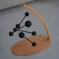 Kinetic Levi(キネティック・レヴィ)は、動きのある現代アート「キネティックアート」をテーマにしたインテリアモビールのブランドです。空気の流れに応じてやわらかく揺れる繊細な造形は、空間に静かな動きと詩的な美しさを与え、リビングや玄関、寝室などあらゆるシーンを洗練されたアート空間に変えてくれます。Kinetic Leviのモビールは、アーティスティックでありながらインテリア性にも優れ、北欧風やミッドセンチュリー、モダンスタイルのインテリアとも相性抜群。金属や天然木など上質な素材を使用し、ひとつひとつ丁寧に仕上げられています。天井から吊るすだけで空間の印象を一変させるKinetic Leviの作品は、自宅用としてはもちろん、引越し祝いや結婚祝いなどのギフトにも最適です。インテリア雑貨やおしゃれなアートモビールをお探しの方におすすめのブランドです。