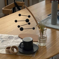 Kinetic Levi(キネティック・レヴィ)は、動きのある現代アート「キネティックアート」をテーマにしたインテリアモビールのブランドです。空気の流れに応じてやわらかく揺れる繊細な造形は、空間に静かな動きと詩的な美しさを与え、リビングや玄関、寝室などあらゆるシーンを洗練されたアート空間に変えてくれます。Kinetic Leviのモビールは、アーティスティックでありながらインテリア性にも優れ、北欧風やミッドセンチュリー、モダンスタイルのインテリアとも相性抜群。金属や天然木など上質な素材を使用し、ひとつひとつ丁寧に仕上げられています。天井から吊るすだけで空間の印象を一変させるKinetic Leviの作品は、自宅用としてはもちろん、引越し祝いや結婚祝いなどのギフトにも最適です。インテリア雑貨やおしゃれなアートモビールをお探しの方におすすめのブランドです。