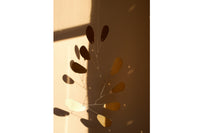 Kinetic Levi(キネティック・レヴィ)は、動きのある現代アート「キネティックアート」をテーマにしたインテリアモビールのブランドです。空気の流れに応じてやわらかく揺れる繊細な造形は、空間に静かな動きと詩的な美しさを与え、リビングや玄関、寝室などあらゆるシーンを洗練されたアート空間に変えてくれます。Kinetic Leviのモビールは、アーティスティックでありながらインテリア性にも優れ、北欧風やミッドセンチュリー、モダンスタイルのインテリアとも相性抜群。金属や天然木など上質な素材を使用し、ひとつひとつ丁寧に仕上げられています。天井から吊るすだけで空間の印象を一変させるKinetic Leviの作品は、自宅用としてはもちろん、引越し祝いや結婚祝いなどのギフトにも最適です。インテリア雑貨やおしゃれなアートモビールをお探しの方におすすめのブランドです。