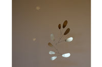 Kinetic Levi(キネティック・レヴィ)は、動きのある現代アート「キネティックアート」をテーマにしたインテリアモビールのブランドです。空気の流れに応じてやわらかく揺れる繊細な造形は、空間に静かな動きと詩的な美しさを与え、リビングや玄関、寝室などあらゆるシーンを洗練されたアート空間に変えてくれます。Kinetic Leviのモビールは、アーティスティックでありながらインテリア性にも優れ、北欧風やミッドセンチュリー、モダンスタイルのインテリアとも相性抜群。金属や天然木など上質な素材を使用し、ひとつひとつ丁寧に仕上げられています。天井から吊るすだけで空間の印象を一変させるKinetic Leviの作品は、自宅用としてはもちろん、引越し祝いや結婚祝いなどのギフトにも最適です。インテリア雑貨やおしゃれなアートモビールをお探しの方におすすめのブランドです。