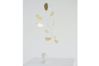 Kinetic Levi(キネティック・レヴィ)は、動きのある現代アート「キネティックアート」をテーマにしたインテリアモビールのブランドです。空気の流れに応じてやわらかく揺れる繊細な造形は、空間に静かな動きと詩的な美しさを与え、リビングや玄関、寝室などあらゆるシーンを洗練されたアート空間に変えてくれます。Kinetic Leviのモビールは、アーティスティックでありながらインテリア性にも優れ、北欧風やミッドセンチュリー、モダンスタイルのインテリアとも相性抜群。金属や天然木など上質な素材を使用し、ひとつひとつ丁寧に仕上げられています。天井から吊るすだけで空間の印象を一変させるKinetic Leviの作品は、自宅用としてはもちろん、引越し祝いや結婚祝いなどのギフトにも最適です。インテリア雑貨やおしゃれなアートモビールをお探しの方におすすめのブランドです。