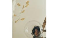 Kinetic Levi(キネティック・レヴィ)は、動きのある現代アート「キネティックアート」をテーマにしたインテリアモビールのブランドです。空気の流れに応じてやわらかく揺れる繊細な造形は、空間に静かな動きと詩的な美しさを与え、リビングや玄関、寝室などあらゆるシーンを洗練されたアート空間に変えてくれます。Kinetic Leviのモビールは、アーティスティックでありながらインテリア性にも優れ、北欧風やミッドセンチュリー、モダンスタイルのインテリアとも相性抜群。金属や天然木など上質な素材を使用し、ひとつひとつ丁寧に仕上げられています。天井から吊るすだけで空間の印象を一変させるKinetic Leviの作品は、自宅用としてはもちろん、引越し祝いや結婚祝いなどのギフトにも最適です。インテリア雑貨やおしゃれなアートモビールをお探しの方におすすめのブランドです。