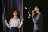 Kinetic Levi(キネティック・レヴィ)は、動きのある現代アート「キネティックアート」をテーマにしたインテリアモビールのブランドです。空気の流れに応じてやわらかく揺れる繊細な造形は、空間に静かな動きと詩的な美しさを与え、リビングや玄関、寝室などあらゆるシーンを洗練されたアート空間に変えてくれます。Kinetic Leviのモビールは、アーティスティックでありながらインテリア性にも優れ、北欧風やミッドセンチュリー、モダンスタイルのインテリアとも相性抜群。金属や天然木など上質な素材を使用し、ひとつひとつ丁寧に仕上げられています。天井から吊るすだけで空間の印象を一変させるKinetic Leviの作品は、自宅用としてはもちろん、引越し祝いや結婚祝いなどのギフトにも最適です。インテリア雑貨やおしゃれなアートモビールをお探しの方におすすめのブランドです。