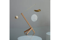 Kinetic Levi(キネティック・レヴィ)は、動きのある現代アート「キネティックアート」をテーマにしたインテリアモビールのブランドです。空気の流れに応じてやわらかく揺れる繊細な造形は、空間に静かな動きと詩的な美しさを与え、リビングや玄関、寝室などあらゆるシーンを洗練されたアート空間に変えてくれます。Kinetic Leviのモビールは、アーティスティックでありながらインテリア性にも優れ、北欧風やミッドセンチュリー、モダンスタイルのインテリアとも相性抜群。金属や天然木など上質な素材を使用し、ひとつひとつ丁寧に仕上げられています。天井から吊るすだけで空間の印象を一変させるKinetic Leviの作品は、自宅用としてはもちろん、引越し祝いや結婚祝いなどのギフトにも最適です。インテリア雑貨やおしゃれなアートモビールをお探しの方におすすめのブランドです。