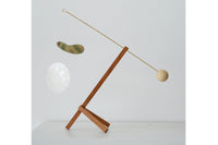 Kinetic Levi(キネティック・レヴィ)は、動きのある現代アート「キネティックアート」をテーマにしたインテリアモビールのブランドです。空気の流れに応じてやわらかく揺れる繊細な造形は、空間に静かな動きと詩的な美しさを与え、リビングや玄関、寝室などあらゆるシーンを洗練されたアート空間に変えてくれます。Kinetic Leviのモビールは、アーティスティックでありながらインテリア性にも優れ、北欧風やミッドセンチュリー、モダンスタイルのインテリアとも相性抜群。金属や天然木など上質な素材を使用し、ひとつひとつ丁寧に仕上げられています。天井から吊るすだけで空間の印象を一変させるKinetic Leviの作品は、自宅用としてはもちろん、引越し祝いや結婚祝いなどのギフトにも最適です。インテリア雑貨やおしゃれなアートモビールをお探しの方におすすめのブランドです。