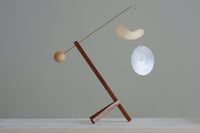 Kinetic Levi(キネティック・レヴィ)は、動きのある現代アート「キネティックアート」をテーマにしたインテリアモビールのブランドです。空気の流れに応じてやわらかく揺れる繊細な造形は、空間に静かな動きと詩的な美しさを与え、リビングや玄関、寝室などあらゆるシーンを洗練されたアート空間に変えてくれます。Kinetic Leviのモビールは、アーティスティックでありながらインテリア性にも優れ、北欧風やミッドセンチュリー、モダンスタイルのインテリアとも相性抜群。金属や天然木など上質な素材を使用し、ひとつひとつ丁寧に仕上げられています。天井から吊るすだけで空間の印象を一変させるKinetic Leviの作品は、自宅用としてはもちろん、引越し祝いや結婚祝いなどのギフトにも最適です。インテリア雑貨やおしゃれなアートモビールをお探しの方におすすめのブランドです。