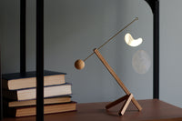 Kinetic Levi(キネティック・レヴィ)は、動きのある現代アート「キネティックアート」をテーマにしたインテリアモビールのブランドです。空気の流れに応じてやわらかく揺れる繊細な造形は、空間に静かな動きと詩的な美しさを与え、リビングや玄関、寝室などあらゆるシーンを洗練されたアート空間に変えてくれます。Kinetic Leviのモビールは、アーティスティックでありながらインテリア性にも優れ、北欧風やミッドセンチュリー、モダンスタイルのインテリアとも相性抜群。金属や天然木など上質な素材を使用し、ひとつひとつ丁寧に仕上げられています。天井から吊るすだけで空間の印象を一変させるKinetic Leviの作品は、自宅用としてはもちろん、引越し祝いや結婚祝いなどのギフトにも最適です。インテリア雑貨やおしゃれなアートモビールをお探しの方におすすめのブランドです。