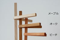 Kinetic Levi(キネティック・レヴィ)は、動きのある現代アート「キネティックアート」をテーマにしたインテリアモビールのブランドです。空気の流れに応じてやわらかく揺れる繊細な造形は、空間に静かな動きと詩的な美しさを与え、リビングや玄関、寝室などあらゆるシーンを洗練されたアート空間に変えてくれます。Kinetic Leviのモビールは、アーティスティックでありながらインテリア性にも優れ、北欧風やミッドセンチュリー、モダンスタイルのインテリアとも相性抜群。金属や天然木など上質な素材を使用し、ひとつひとつ丁寧に仕上げられています。天井から吊るすだけで空間の印象を一変させるKinetic Leviの作品は、自宅用としてはもちろん、引越し祝いや結婚祝いなどのギフトにも最適です。インテリア雑貨やおしゃれなアートモビールをお探しの方におすすめのブランドです。