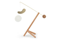 Kinetic Levi(キネティック・レヴィ)は、動きのある現代アート「キネティックアート」をテーマにしたインテリアモビールのブランドです。空気の流れに応じてやわらかく揺れる繊細な造形は、空間に静かな動きと詩的な美しさを与え、リビングや玄関、寝室などあらゆるシーンを洗練されたアート空間に変えてくれます。Kinetic Leviのモビールは、アーティスティックでありながらインテリア性にも優れ、北欧風やミッドセンチュリー、モダンスタイルのインテリアとも相性抜群。金属や天然木など上質な素材を使用し、ひとつひとつ丁寧に仕上げられています。天井から吊るすだけで空間の印象を一変させるKinetic Leviの作品は、自宅用としてはもちろん、引越し祝いや結婚祝いなどのギフトにも最適です。インテリア雑貨やおしゃれなアートモビールをお探しの方におすすめのブランドです。