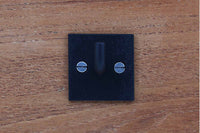 アイアンのウォールフックです。スクエアなプレートにフックがついたシンプルな製品です。スクエアなプレートはアクセントになるようあえて大きめにサイズにデザインしました。白い壁などにきれいに並べた際、美しいインテリアになります。