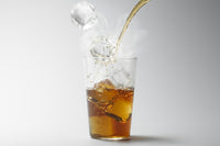 THEGLASSは、耐熱ガラス(耐熱温度差120℃)を贅沢に極限まで厚く用いることで、割れにくく、軽く、電子レンジや食器洗い機でも使えるグラスを実現しました。サイズは、最もスタンダードと呼べる大きさは何かと考えました。その結果、ショート・トール・グランデの3サイズ展開に至りました。つまり、大規模展開しているあのコーヒーチェーンのカップと同じ形状、容量。このサイズこそが、万人共通のスタンダードであり、フォルムであり、最も使いやすく、生活に馴染むグラスであると考えたのです。シンプルで美しいフォルムは、どんなシーンにも調和します。耐熱ガラスなので、グラスに氷を入れて熱い紅茶を注げば、透明に透き通ったアイスティーがあっという間に出来ます。製造は、試験管やビーカー、ティーサーバーなどを手掛けるハリオグラス。これぞグラス、と呼べる、3種のスタンダードなグラスが完成しました。