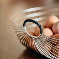 Nordalは、デンマークで1991年に設立されたファミリー経営のインテリアブランドで、北欧の機能美と東洋のスピリチュアルな美意識を融合させたユニークなスタイルで知られています。伝統的な北欧デザインのシンプルさをベースに、インドをはじめとする異国の文化や素材からインスピレーションを得た、温かみと個性にあふれるコレクションを展開しています。いずれも独自性のあるディテールと職人技が光るアイテムばかり。特に、アイアンやウッド、真鍮などを用いた無骨で温もりある質感が特徴で、ナチュラルかつエッジの効いた空間演出が可能です。「人とは違うものを選びたい」「個性的で洗練された暮らしを楽しみたい」といった感度の高いユーザーに選ばれており、注目を集めています。単なる装飾品ではなく、暮らしに深みをもたらすデザインを提案するブランド、それがNordalです。