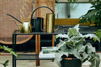 Nordalは、デンマークで1991年に設立されたファミリー経営のインテリアブランドで、北欧の機能美と東洋のスピリチュアルな美意識を融合させたユニークなスタイルで知られています。伝統的な北欧デザインのシンプルさをベースに、インドをはじめとする異国の文化や素材からインスピレーションを得た、温かみと個性にあふれるコレクションを展開しています。いずれも独自性のあるディテールと職人技が光るアイテムばかり。特に、アイアンやウッド、真鍮などを用いた無骨で温もりある質感が特徴で、ナチュラルかつエッジの効いた空間演出が可能です。「人とは違うものを選びたい」「個性的で洗練された暮らしを楽しみたい」といった感度の高いユーザーに選ばれており、注目を集めています。単なる装飾品ではなく、暮らしに深みをもたらすデザインを提案するブランド、それがNordalです。