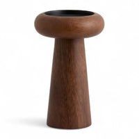 Nordalは、デンマークで1991年に設立されたファミリー経営のインテリアブランドで、北欧の機能美と東洋のスピリチュアルな美意識を融合させたユニークなスタイルで知られています。伝統的な北欧デザインのシンプルさをベースに、インドをはじめとする異国の文化や素材からインスピレーションを得た、温かみと個性にあふれるコレクションを展開しています。いずれも独自性のあるディテールと職人技が光るアイテムばかり。特に、アイアンやウッド、真鍮などを用いた無骨で温もりある質感が特徴で、ナチュラルかつエッジの効いた空間演出が可能です。「人とは違うものを選びたい」「個性的で洗練された暮らしを楽しみたい」といった感度の高いユーザーに選ばれており、注目を集めています。単なる装飾品ではなく、暮らしに深みをもたらすデザインを提案するブランド、それがNordalです。