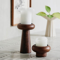 Nordalは、デンマークで1991年に設立されたファミリー経営のインテリアブランドで、北欧の機能美と東洋のスピリチュアルな美意識を融合させたユニークなスタイルで知られています。伝統的な北欧デザインのシンプルさをベースに、インドをはじめとする異国の文化や素材からインスピレーションを得た、温かみと個性にあふれるコレクションを展開しています。いずれも独自性のあるディテールと職人技が光るアイテムばかり。特に、アイアンやウッド、真鍮などを用いた無骨で温もりある質感が特徴で、ナチュラルかつエッジの効いた空間演出が可能です。「人とは違うものを選びたい」「個性的で洗練された暮らしを楽しみたい」といった感度の高いユーザーに選ばれており、注目を集めています。単なる装飾品ではなく、暮らしに深みをもたらすデザインを提案するブランド、それがNordalです。