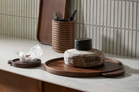 Nordalは、デンマークで1991年に設立されたファミリー経営のインテリアブランドで、北欧の機能美と東洋のスピリチュアルな美意識を融合させたユニークなスタイルで知られています。伝統的な北欧デザインのシンプルさをベースに、インドをはじめとする異国の文化や素材からインスピレーションを得た、温かみと個性にあふれるコレクションを展開しています。いずれも独自性のあるディテールと職人技が光るアイテムばかり。特に、アイアンやウッド、真鍮などを用いた無骨で温もりある質感が特徴で、ナチュラルかつエッジの効いた空間演出が可能です。「人とは違うものを選びたい」「個性的で洗練された暮らしを楽しみたい」といった感度の高いユーザーに選ばれており、注目を集めています。単なる装飾品ではなく、暮らしに深みをもたらすデザインを提案するブランド、それがNordalです。