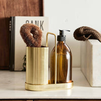 Nordalは、デンマークで1991年に設立されたファミリー経営のインテリアブランドで、北欧の機能美と東洋のスピリチュアルな美意識を融合させたユニークなスタイルで知られています。伝統的な北欧デザインのシンプルさをベースに、インドをはじめとする異国の文化や素材からインスピレーションを得た、温かみと個性にあふれるコレクションを展開しています。いずれも独自性のあるディテールと職人技が光るアイテムばかり。特に、アイアンやウッド、真鍮などを用いた無骨で温もりある質感が特徴で、ナチュラルかつエッジの効いた空間演出が可能です。「人とは違うものを選びたい」「個性的で洗練された暮らしを楽しみたい」といった感度の高いユーザーに選ばれており、注目を集めています。単なる装飾品ではなく、暮らしに深みをもたらすデザインを提案するブランド、それがNordalです。