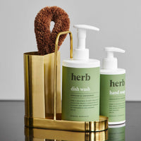 Nordalは、デンマークで1991年に設立されたファミリー経営のインテリアブランドで、北欧の機能美と東洋のスピリチュアルな美意識を融合させたユニークなスタイルで知られています。伝統的な北欧デザインのシンプルさをベースに、インドをはじめとする異国の文化や素材からインスピレーションを得た、温かみと個性にあふれるコレクションを展開しています。いずれも独自性のあるディテールと職人技が光るアイテムばかり。特に、アイアンやウッド、真鍮などを用いた無骨で温もりある質感が特徴で、ナチュラルかつエッジの効いた空間演出が可能です。「人とは違うものを選びたい」「個性的で洗練された暮らしを楽しみたい」といった感度の高いユーザーに選ばれており、注目を集めています。単なる装飾品ではなく、暮らしに深みをもたらすデザインを提案するブランド、それがNordalです。