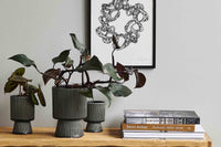 Nordalは、デンマークで1991年に設立されたファミリー経営のインテリアブランドで、北欧の機能美と東洋のスピリチュアルな美意識を融合させたユニークなスタイルで知られています。伝統的な北欧デザインのシンプルさをベースに、インドをはじめとする異国の文化や素材からインスピレーションを得た、温かみと個性にあふれるコレクションを展開しています。いずれも独自性のあるディテールと職人技が光るアイテムばかり。特に、アイアンやウッド、真鍮などを用いた無骨で温もりある質感が特徴で、ナチュラルかつエッジの効いた空間演出が可能です。「人とは違うものを選びたい」「個性的で洗練された暮らしを楽しみたい」といった感度の高いユーザーに選ばれており、注目を集めています。単なる装飾品ではなく、暮らしに深みをもたらすデザインを提案するブランド、それがNordalです。