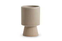 Nordalは、デンマークで1991年に設立されたファミリー経営のインテリアブランドで、北欧の機能美と東洋のスピリチュアルな美意識を融合させたユニークなスタイルで知られています。伝統的な北欧デザインのシンプルさをベースに、インドをはじめとする異国の文化や素材からインスピレーションを得た、温かみと個性にあふれるコレクションを展開しています。いずれも独自性のあるディテールと職人技が光るアイテムばかり。特に、アイアンやウッド、真鍮などを用いた無骨で温もりある質感が特徴で、ナチュラルかつエッジの効いた空間演出が可能です。「人とは違うものを選びたい」「個性的で洗練された暮らしを楽しみたい」といった感度の高いユーザーに選ばれており、注目を集めています。単なる装飾品ではなく、暮らしに深みをもたらすデザインを提案するブランド、それがNordalです。