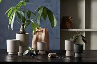 Nordalは、デンマークで1991年に設立されたファミリー経営のインテリアブランドで、北欧の機能美と東洋のスピリチュアルな美意識を融合させたユニークなスタイルで知られています。伝統的な北欧デザインのシンプルさをベースに、インドをはじめとする異国の文化や素材からインスピレーションを得た、温かみと個性にあふれるコレクションを展開しています。いずれも独自性のあるディテールと職人技が光るアイテムばかり。特に、アイアンやウッド、真鍮などを用いた無骨で温もりある質感が特徴で、ナチュラルかつエッジの効いた空間演出が可能です。「人とは違うものを選びたい」「個性的で洗練された暮らしを楽しみたい」といった感度の高いユーザーに選ばれており、注目を集めています。単なる装飾品ではなく、暮らしに深みをもたらすデザインを提案するブランド、それがNordalです。