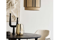 Nordalは、デンマークで1991年に設立されたファミリー経営のインテリアブランドで、北欧の機能美と東洋のスピリチュアルな美意識を融合させたユニークなスタイルで知られています。伝統的な北欧デザインのシンプルさをベースに、インドをはじめとする異国の文化や素材からインスピレーションを得た、温かみと個性にあふれるコレクションを展開しています。いずれも独自性のあるディテールと職人技が光るアイテムばかり。特に、アイアンやウッド、真鍮などを用いた無骨で温もりある質感が特徴で、ナチュラルかつエッジの効いた空間演出が可能です。「人とは違うものを選びたい」「個性的で洗練された暮らしを楽しみたい」といった感度の高いユーザーに選ばれており、注目を集めています。単なる装飾品ではなく、暮らしに深みをもたらすデザインを提案するブランド、それがNordalです。