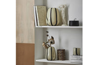 Nordalは、デンマークで1991年に設立されたファミリー経営のインテリアブランドで、北欧の機能美と東洋のスピリチュアルな美意識を融合させたユニークなスタイルで知られています。伝統的な北欧デザインのシンプルさをベースに、インドをはじめとする異国の文化や素材からインスピレーションを得た、温かみと個性にあふれるコレクションを展開しています。いずれも独自性のあるディテールと職人技が光るアイテムばかり。特に、アイアンやウッド、真鍮などを用いた無骨で温もりある質感が特徴で、ナチュラルかつエッジの効いた空間演出が可能です。「人とは違うものを選びたい」「個性的で洗練された暮らしを楽しみたい」といった感度の高いユーザーに選ばれており、注目を集めています。単なる装飾品ではなく、暮らしに深みをもたらすデザインを提案するブランド、それがNordalです。