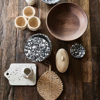 Nordalは、デンマークで1991年に設立されたファミリー経営のインテリアブランドで、北欧の機能美と東洋のスピリチュアルな美意識を融合させたユニークなスタイルで知られています。伝統的な北欧デザインのシンプルさをベースに、インドをはじめとする異国の文化や素材からインスピレーションを得た、温かみと個性にあふれるコレクションを展開しています。いずれも独自性のあるディテールと職人技が光るアイテムばかり。特に、アイアンやウッド、真鍮などを用いた無骨で温もりある質感が特徴で、ナチュラルかつエッジの効いた空間演出が可能です。「人とは違うものを選びたい」「個性的で洗練された暮らしを楽しみたい」といった感度の高いユーザーに選ばれており、注目を集めています。単なる装飾品ではなく、暮らしに深みをもたらすデザインを提案するブランド、それがNordalです。