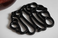 Nordalは、デンマークで1991年に設立されたファミリー経営のインテリアブランドで、北欧の機能美と東洋のスピリチュアルな美意識を融合させたユニークなスタイルで知られています。伝統的な北欧デザインのシンプルさをベースに、インドをはじめとする異国の文化や素材からインスピレーションを得た、温かみと個性にあふれるコレクションを展開しています。いずれも独自性のあるディテールと職人技が光るアイテムばかり。特に、アイアンやウッド、真鍮などを用いた無骨で温もりある質感が特徴で、ナチュラルかつエッジの効いた空間演出が可能です。「人とは違うものを選びたい」「個性的で洗練された暮らしを楽しみたい」といった感度の高いユーザーに選ばれており、注目を集めています。単なる装飾品ではなく、暮らしに深みをもたらすデザインを提案するブランド、それがNordalです。