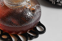 Nordalは、デンマークで1991年に設立されたファミリー経営のインテリアブランドで、北欧の機能美と東洋のスピリチュアルな美意識を融合させたユニークなスタイルで知られています。伝統的な北欧デザインのシンプルさをベースに、インドをはじめとする異国の文化や素材からインスピレーションを得た、温かみと個性にあふれるコレクションを展開しています。いずれも独自性のあるディテールと職人技が光るアイテムばかり。特に、アイアンやウッド、真鍮などを用いた無骨で温もりある質感が特徴で、ナチュラルかつエッジの効いた空間演出が可能です。「人とは違うものを選びたい」「個性的で洗練された暮らしを楽しみたい」といった感度の高いユーザーに選ばれており、注目を集めています。単なる装飾品ではなく、暮らしに深みをもたらすデザインを提案するブランド、それがNordalです。