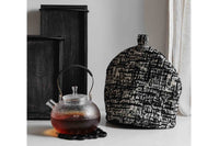 Nordalは、デンマークで1991年に設立されたファミリー経営のインテリアブランドで、北欧の機能美と東洋のスピリチュアルな美意識を融合させたユニークなスタイルで知られています。伝統的な北欧デザインのシンプルさをベースに、インドをはじめとする異国の文化や素材からインスピレーションを得た、温かみと個性にあふれるコレクションを展開しています。いずれも独自性のあるディテールと職人技が光るアイテムばかり。特に、アイアンやウッド、真鍮などを用いた無骨で温もりある質感が特徴で、ナチュラルかつエッジの効いた空間演出が可能です。「人とは違うものを選びたい」「個性的で洗練された暮らしを楽しみたい」といった感度の高いユーザーに選ばれており、注目を集めています。単なる装飾品ではなく、暮らしに深みをもたらすデザインを提案するブランド、それがNordalです。