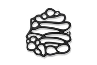 Nordalは、デンマークで1991年に設立されたファミリー経営のインテリアブランドで、北欧の機能美と東洋のスピリチュアルな美意識を融合させたユニークなスタイルで知られています。伝統的な北欧デザインのシンプルさをベースに、インドをはじめとする異国の文化や素材からインスピレーションを得た、温かみと個性にあふれるコレクションを展開しています。いずれも独自性のあるディテールと職人技が光るアイテムばかり。特に、アイアンやウッド、真鍮などを用いた無骨で温もりある質感が特徴で、ナチュラルかつエッジの効いた空間演出が可能です。「人とは違うものを選びたい」「個性的で洗練された暮らしを楽しみたい」といった感度の高いユーザーに選ばれており、注目を集めています。単なる装飾品ではなく、暮らしに深みをもたらすデザインを提案するブランド、それがNordalです。